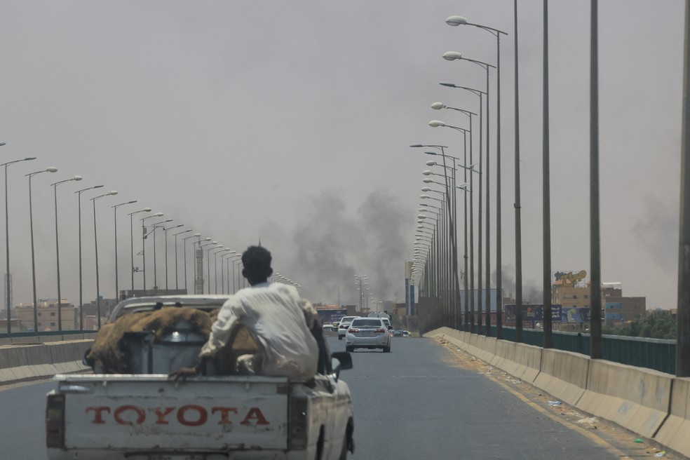 Fumaça sobe perto da Ponte Halfaya entre Omdurman e Cartum Norte, no Sudão. Grupo paramilitar tomou palácio presidencial e conflitos armados se espalham pelo país - 15/04/2023. — Foto: Reuters