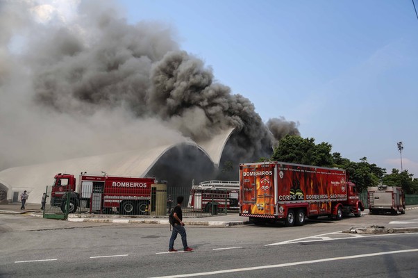 Bombeiros tentam controlar incêndio no Memorial da América Latina (Foto: Agência OGlobo)