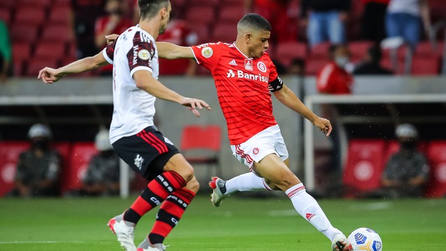 Rodrigo Caio e Taison disputam bola em Internacional x Flamengo