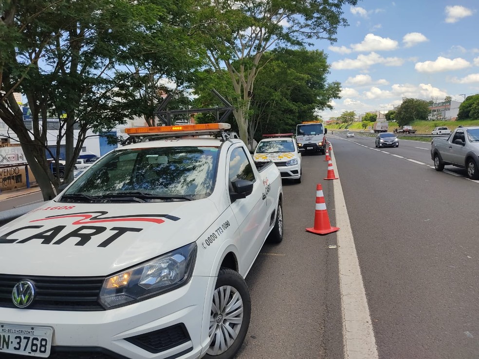 Pedestre, de 44 anos, morreu atropelado no trecho urbano da Rodovia Raposo Tavares (SP-270), em Presidente Prudente, nesta sexta-feira (18) — Foto: Aline Costa/G1