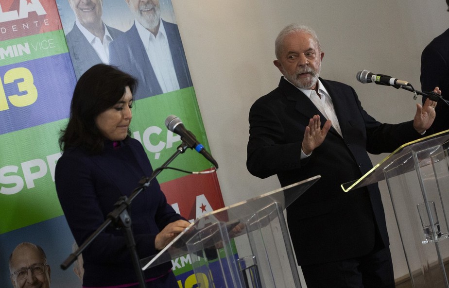 Tebet ao lado de Lula quando anunciou o apoio ao petista no 2º turno.Presidente eleito não gostou de declarações públicas da senadora sobre necessidade de nomear ministro da Fazenda