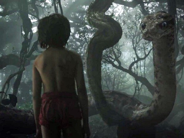 Mogli (Neel Sethi) encontra a serpente Kaa em cena do filme 'Mogli - O menino lobo' (Foto: Divulgação)