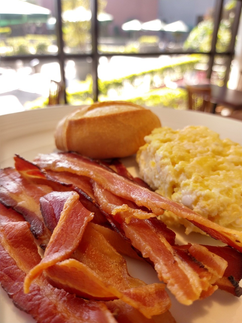 Aprenda a fazer um típico café da manhã de hotel com bacon e ovos mexidos (Foto: Divulgação)