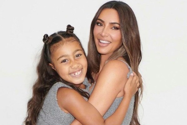 Kim Kardashian com sua filha mais velha, North West (Foto: Reprodução / Instagram)