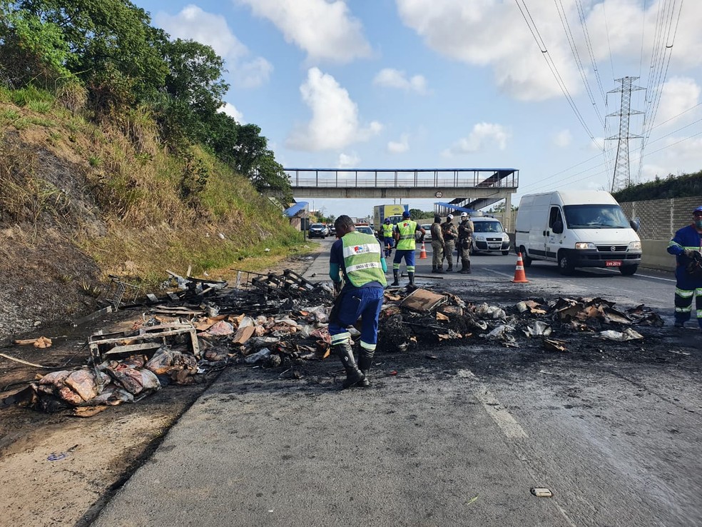 Caminhão é incendiado na BR-526, no bairro Jardim das Margaridas, em Salvador — Foto: Phael Fernandes / TV Bahia