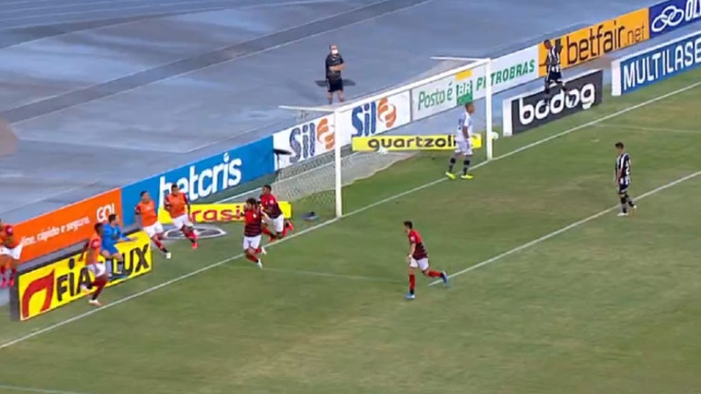 Zé Roberto protagoniza "vídeo cacetada" em comemoração de gol do Atlético-GO — Foto: Reprodução