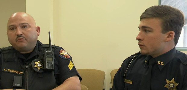 Policiais Chris e Lamb (Foto: Reprodução)