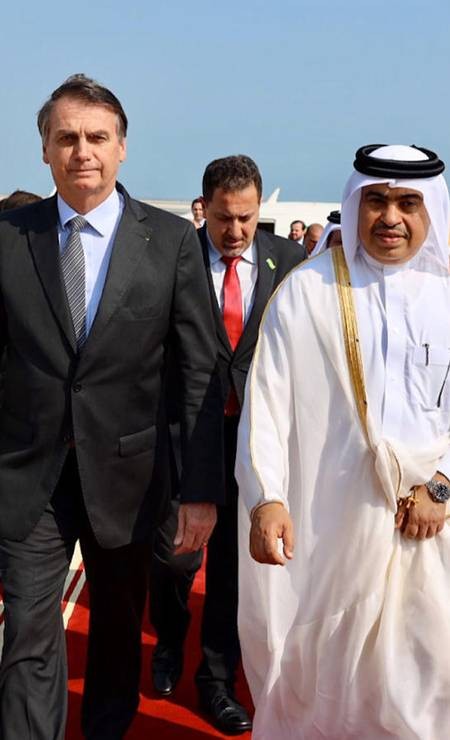 Ministro do Comércio e Indústria do Catar, Ali bin Ahmed al-Kuwari (à dir.), recebeu o ex-presidente brasileiro Jair Bolsonaro no Aeroporto Internacional Hamad, em Doha — Foto: AFP