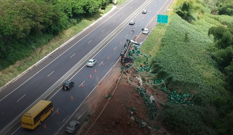 Caminhão tomba e espalha carga de caixas de cerveja no acostamento de rodovia em Marília — Foto: Gilmar Santos/TV TEM