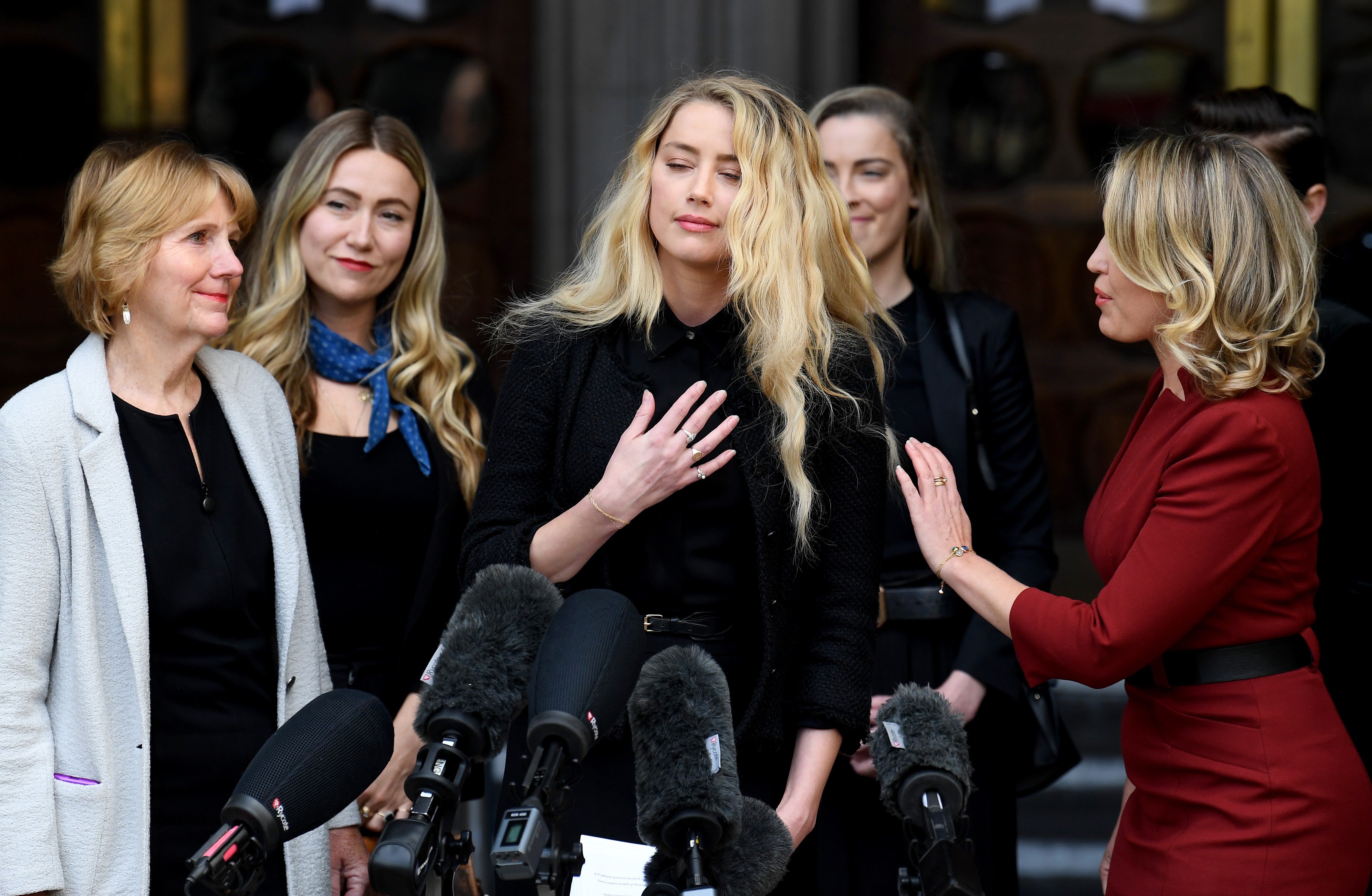 Amber Heard em frento ao Royal Courts of Justice, em 28 de julho de 2020, Londres, Inglaterra. O ator de Hollywood está processando o News Group Newspapers (NGN) e o editor executivo da Sun, Dan Wootton, por causa de um artigo publicado em 2018 que o chamava de 
