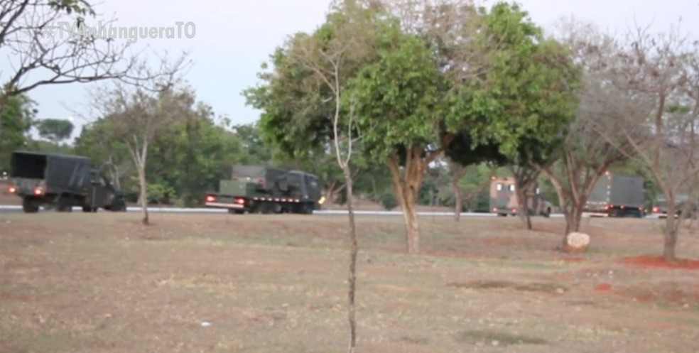 Veículos do Exército chegam ao Tocantins para ajudar no combate às queimadas — Foto: Reprodução/TV Anhanguera