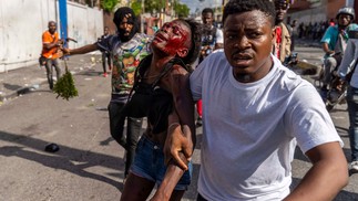 Protestos contra o primeiro-ministro haitiano Ariel Henry, em Porto Príncipe, Haiti completam um mês — Foto: RICHARD PIERRIN/AFP