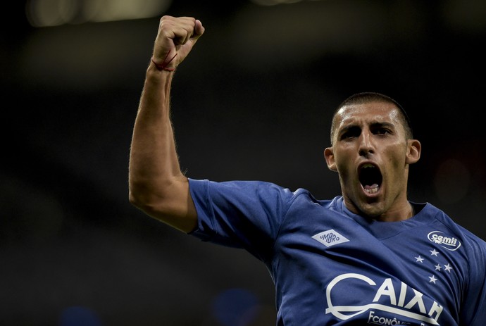 Ábila marca mais dois, e Cruzeiro bate a Chapecoense na Primeira Liga: 2 a 0