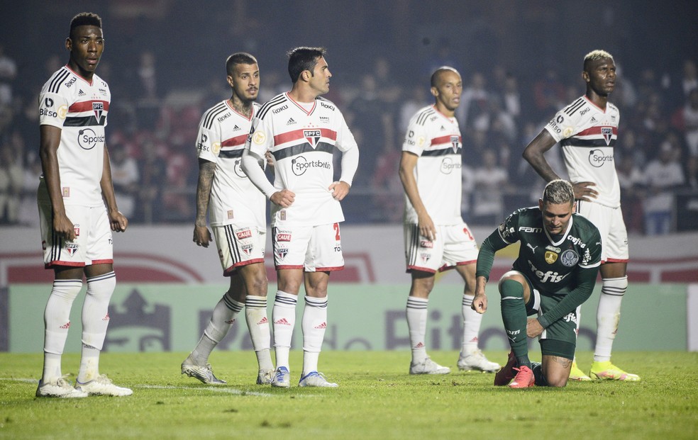 São Paulo adotou silêncio e reflexão no vestiário depois da derrota para o Palmeiras — Foto: Marcos Ribolli