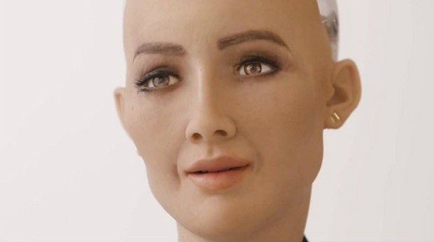 Sophia possui um sistema de inteligência artificial capaz de aprender a expressar emoções (Foto: Divulgação)