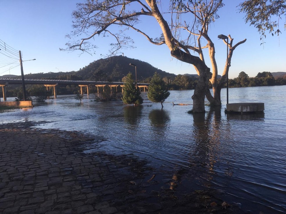 Segundo o Instituto Águas do Paraná, o nível da água pode demorar até quatro dias pra baixar — Foto: Gislaine de Paula