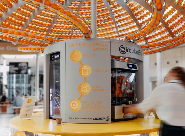 A criação da máquina é uma parceria do estúdio Carlo Ratti Associati, com a companhia global de energia Eni. O suco é feito na hora e servido em copos de bioplástico de casca de laranja (Foto: Dezeen/ Reprodução)
