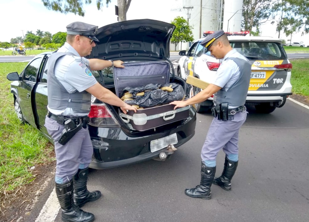 a droga estava em mala dentro do carro que fio perseguido em rodovias na região de Marília — Foto: Polícia Rodoviária/Divulgação
