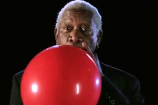 Morgan Freeman e um balã de gás hélio (Foto: Reprodução Youtube)