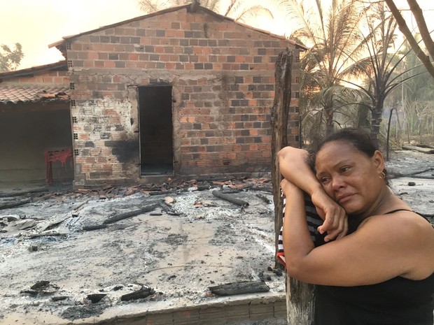 Francisca Pereira perdeu sua casa para o fogo, no Piauí (Foto: Vinicius Vainner/TV Clube)