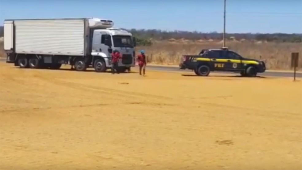 Trabalhadores estavam sendo transportados no baú de um caminhão — Foto: Divulgação/PRF