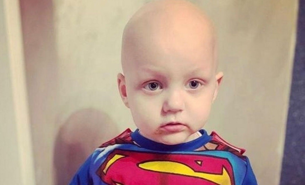O menino quase morreu de catapora depois de três anos lutando contra leucemia (Foto: Reprodução/ The Mirror)