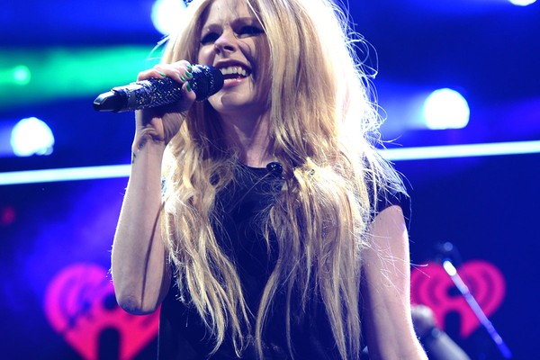 Avril Lavigne diz que sua marca de estilo, os delineadores grossos na hora de se maquiar, já são um vício. Ela não consegue nem sair de casa sem maquiagem nessa região. (Foto: Getty Images)