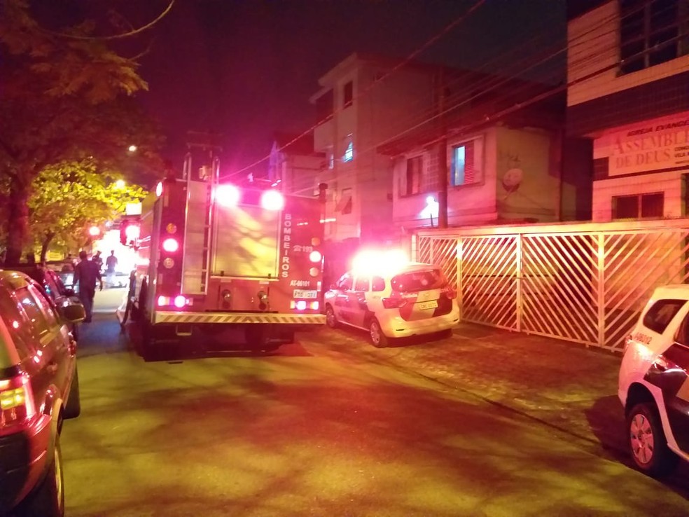 Inc&ecirc;ndio atingiu resid&ecirc;ncia em Santos. &mdash; Foto: G1 Santos