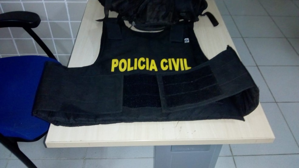 Suspeito furta colete que estava dentro de delegacia em Ananindeua, na regiÃ£o metropolitana de BelÃ©m. (Foto: ReproduÃ§Ã£o / PolÃ­cia Civil)