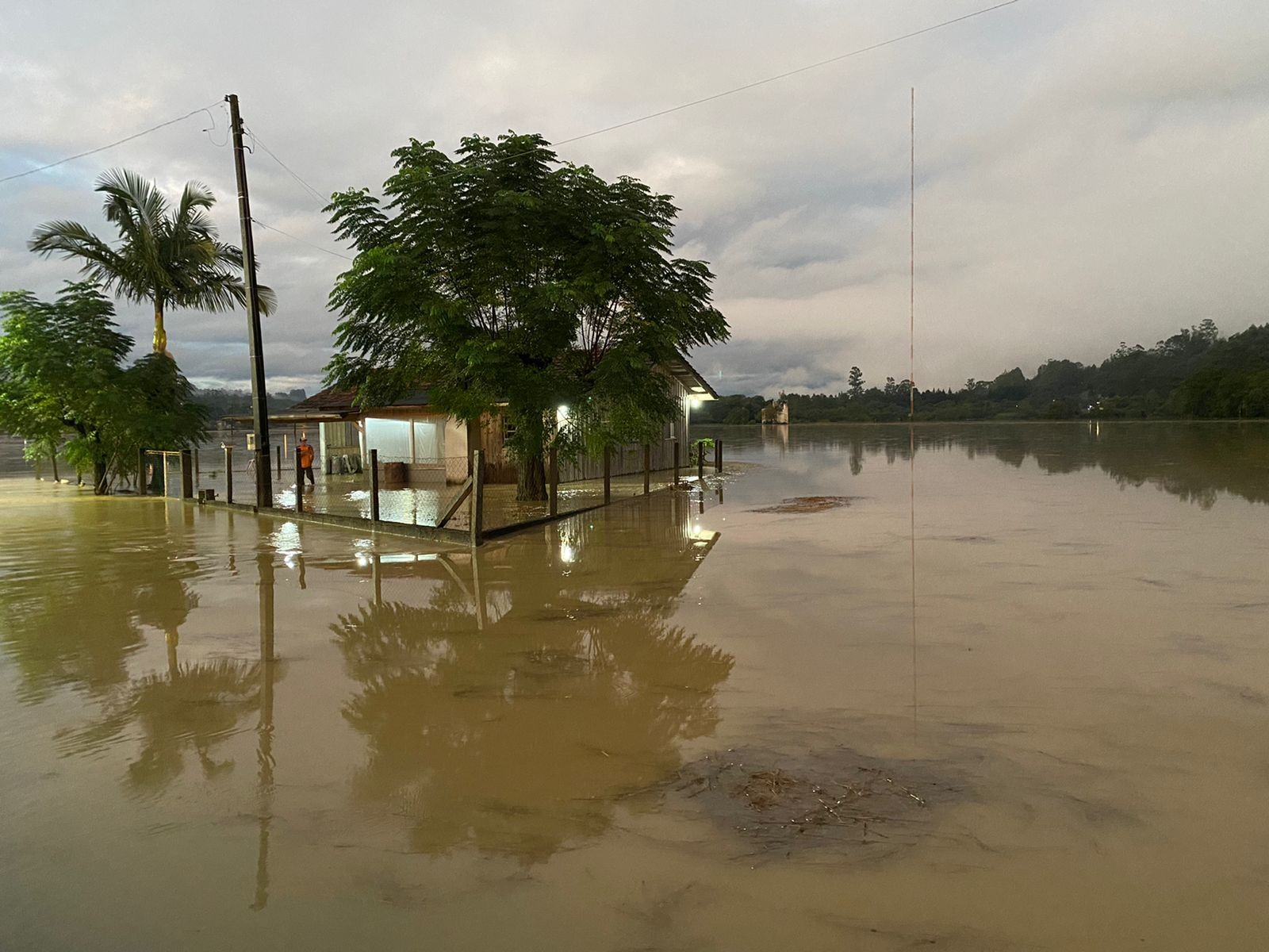 SC tem registro de enchentes, deslizamentos, feridos e novos alertas de chuva; 2 pessoas morreram