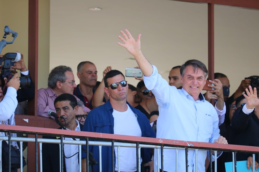 Presidente Jair Bolsonaro acena para multidÃ£o em ParnaÃ­ba, no PiauÃ­ â€” Foto: AndrÃª Nascimento/G1