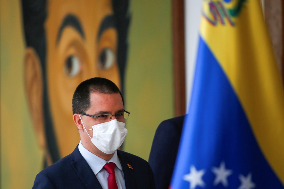 O ministro das Relações Exteriores da Venezuela, Jorge Arreaza, anunciou a partida de caminhões que levarão oxigênio a Manaus — Foto: Fausto Torrealba/Reuters