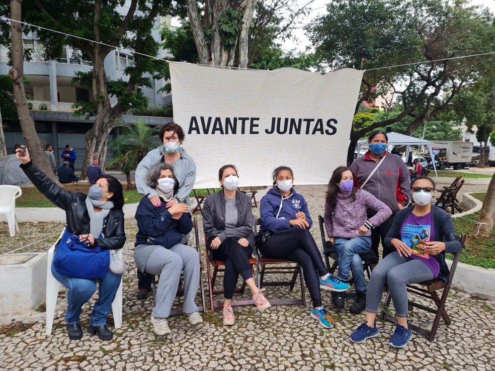 Voluntárias ocupam Praça Pérola Byington na manhã desta quarta-feira (22) — Foto: Bárbara Muniz Vieira/g1