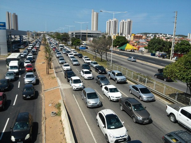 Trânsito ficou lento na pista principal da BR-101, em Natal (Foto: Klênyo Galvão/ Inter TV Cabugi)