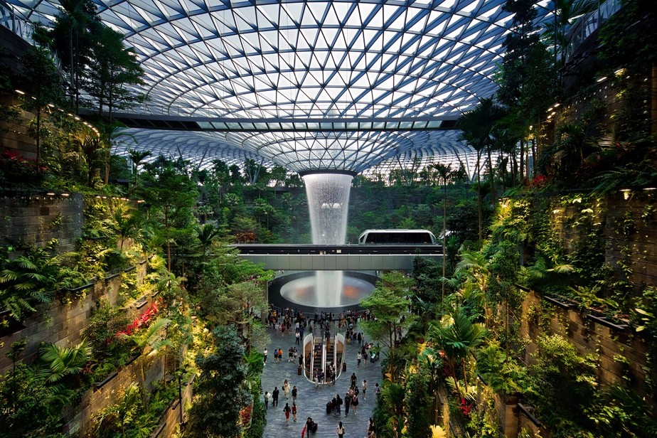 A Rain Vortex, a cachoeira interna cercada por uma mini floresta tropical, marca registrada do Aeroporto Changi, em Cingapura, eleito o melhor do mundo