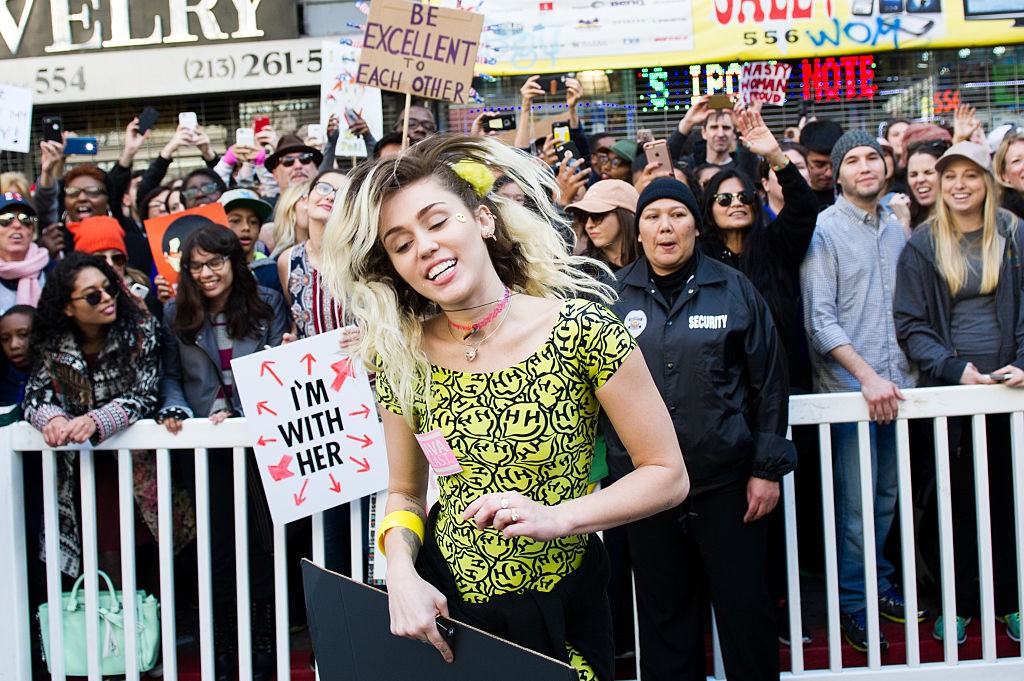 Miley Cyrus levou cartazes e tirou fotos com manifestantes (Foto: Getty Images)