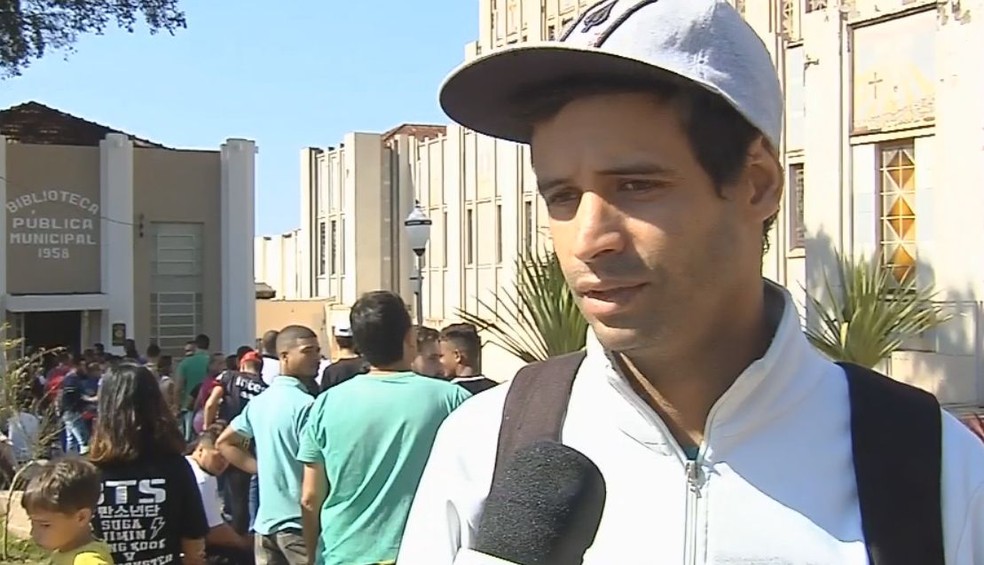 soldador Alan Canato esperou cinco horas para entregar o currículo (Foto: TV TEM / Reprodução )