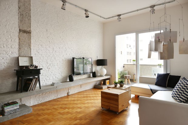 Concreto e tijolos brancos dão tom delicado a apartamento (Foto: Mariana Orsi/Divulgação)