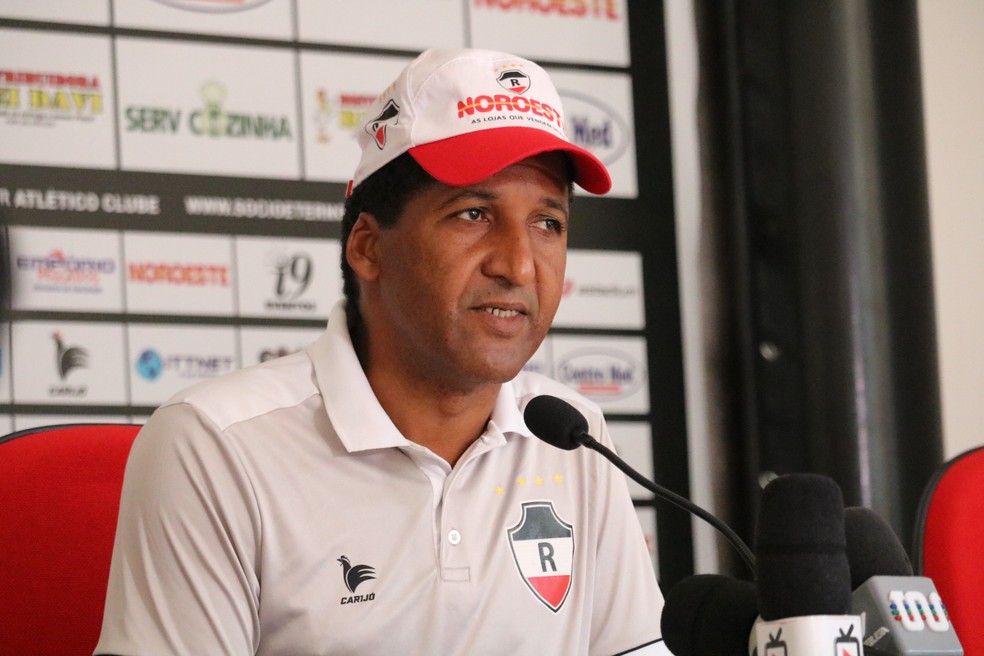 José Roberto, técnico interino do River-PI  — Foto: Stephanie Pacheco/GloboEsporte.com 