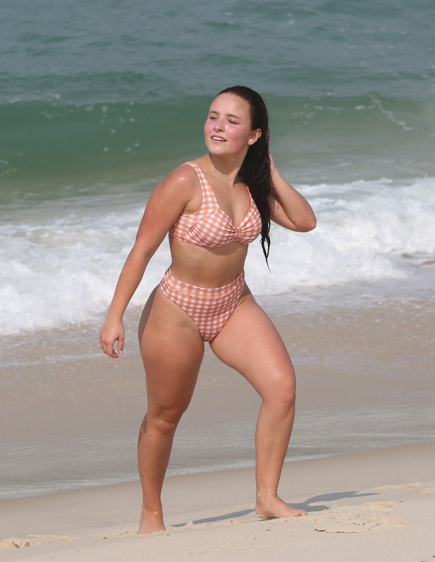 Larissa Manoela se refresca com banho de mar (Foto: AgNews)