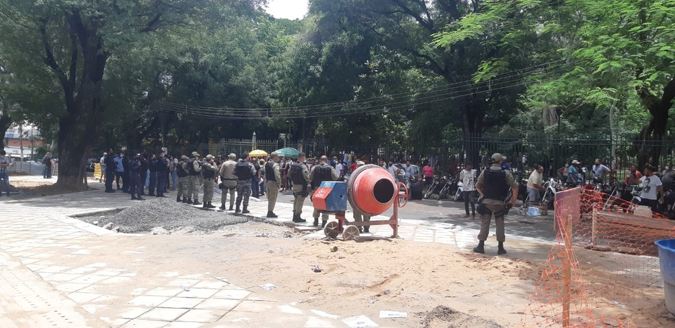 Os manifestantes estão impedidos de ficar diante da prefeitura.  — Foto: Lucas Marreiros/g1