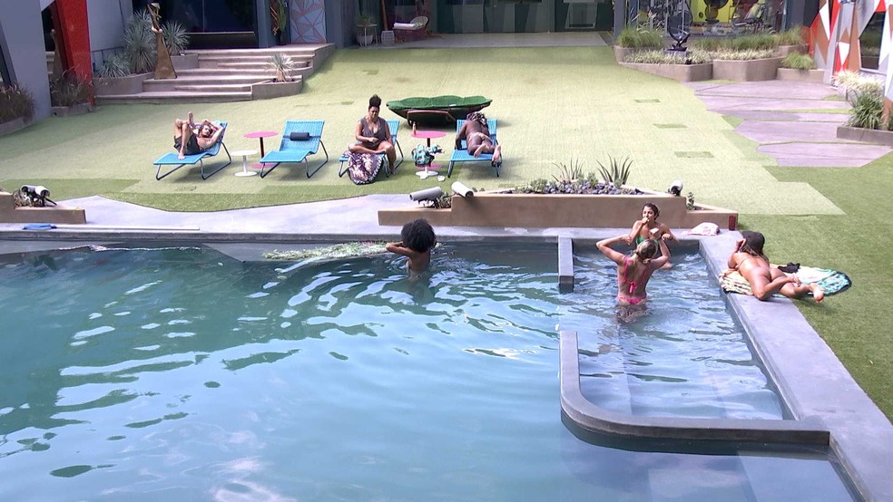 Resumo Bbb Promessas Banho De Piscina E Nostalgia Marcam A Manha Dos Brothers Resumo Gshow
