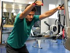 Nando Rodrigues sua a camisa e mostra um dia de treino pesado para viver atleta
