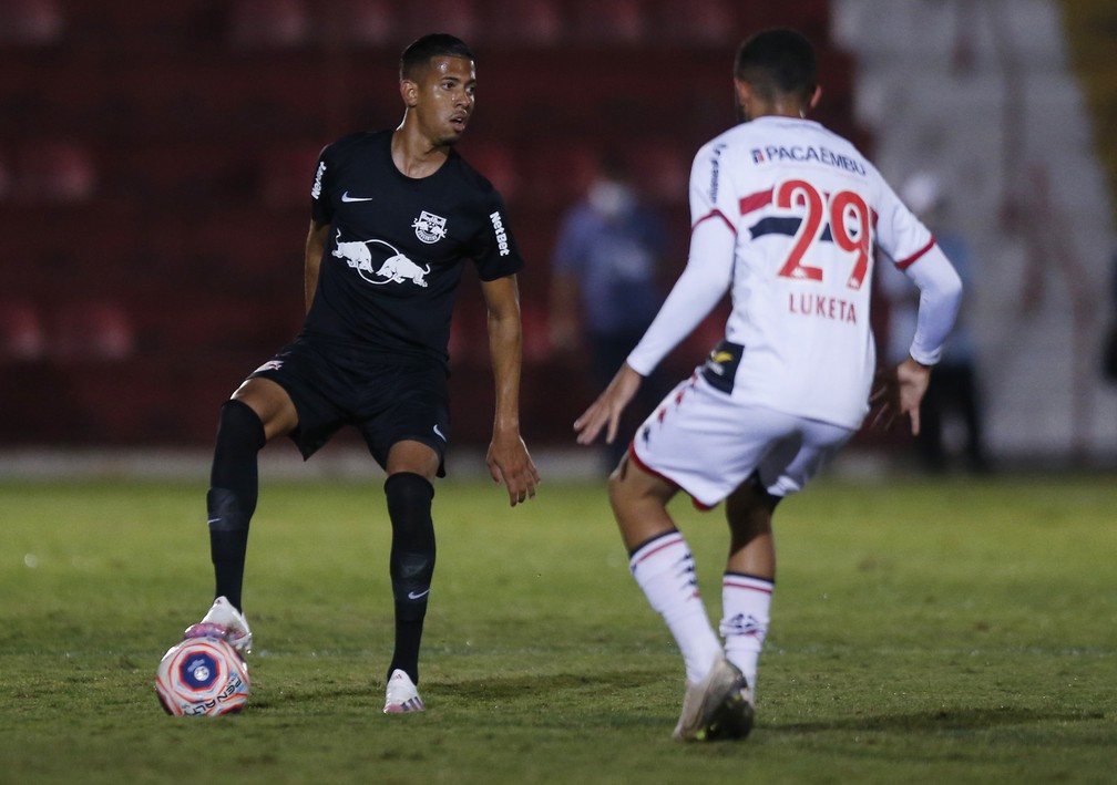 Bragantino demonstra interesse e negocia compra de Weverson, lateral emprestado pelo São Paulo