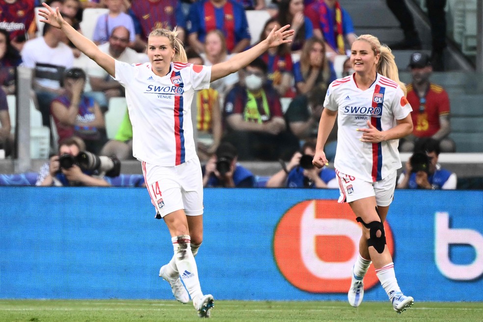 Ada Hegerberg (à esquerda) — Foto: AFP
