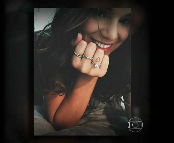 Fofura: olha a tatuagem delicada da atriz Bruna Marquezine (Foto: TV Globo)