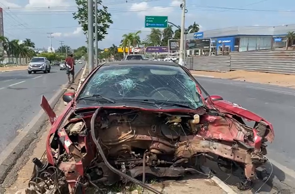 Carro ficou destruído e foi abandonado pelo motorista em Cuiabá — Foto: Rafael Medeiros/TVCA