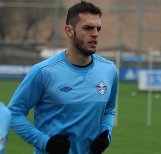 Grêmio ainda espera exigências e pode ter Rhodolfo na Copa do Brasil
