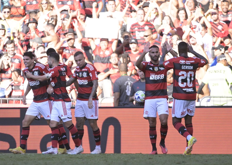 Jogadores comemoram primeiro gol sobre o Coxa — Foto: André Durão