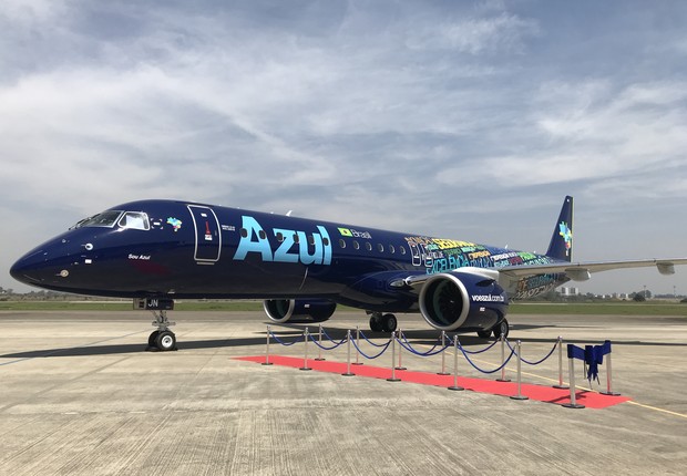 Primeiro exemplar do Embraer E195-E2, maior jato de passageiros já fabricado no Brasil, entregue à Azul linhas aéreas (Foto: Divulgação)